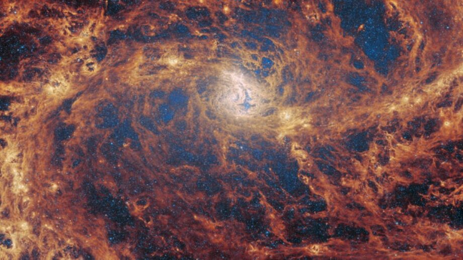 webb-telescope-may-have-just-revealed-a-spiral-galaxy's-startling-secret